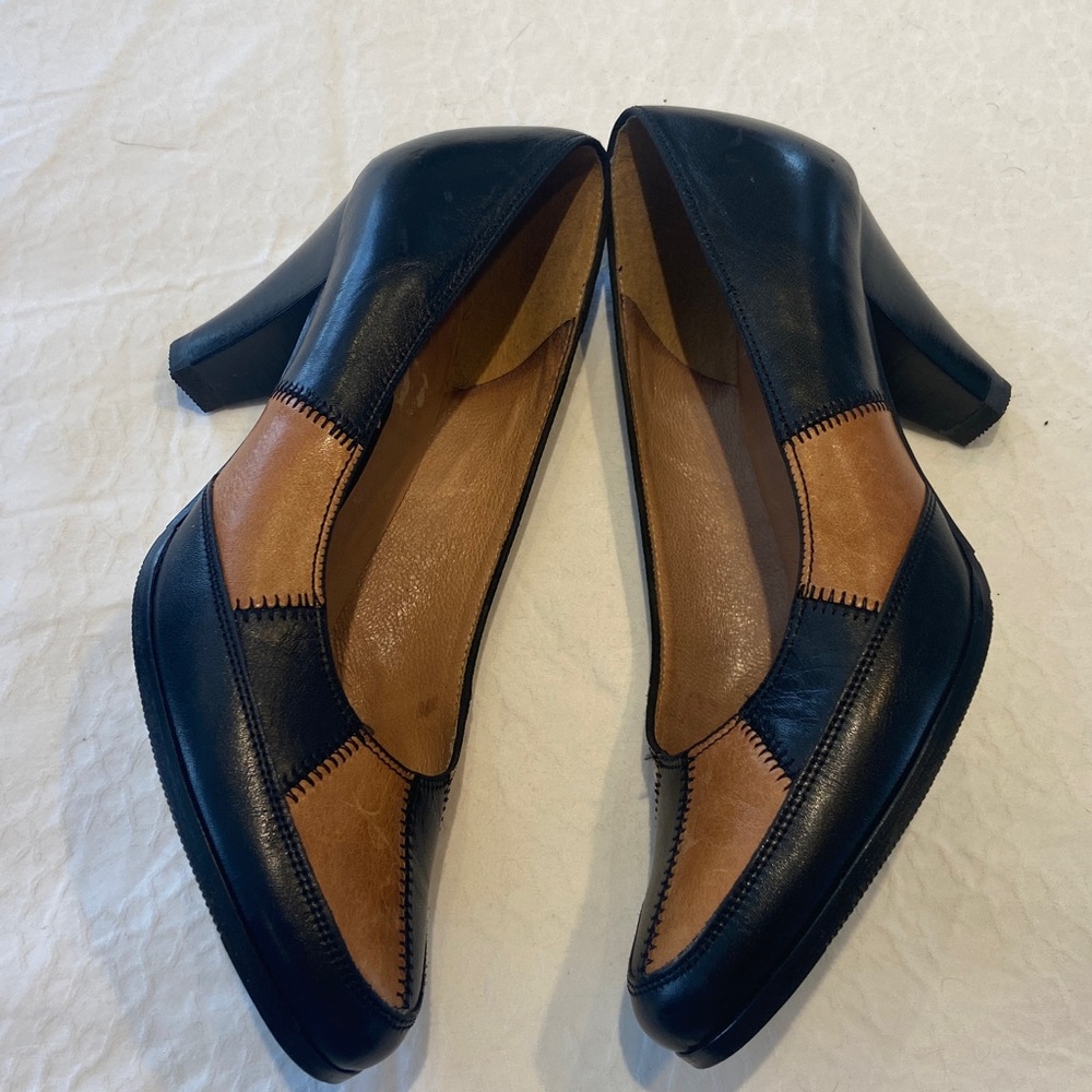 Welyschuh Black and Tan Heels - Picture 7 of 8